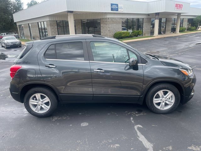 Used 2017 Chevrolet Trax LT w/ LT Convenience Package FWD image 4