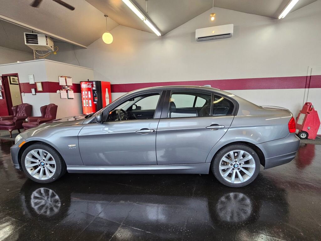Used 2011 BMW 328i xDrive Sedan AWD/4WD image 4