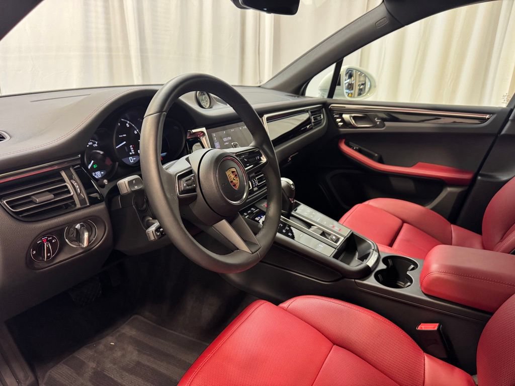 Certified 2025 Porsche Macan w/ Premium Package Plus AWD/4WD image 4