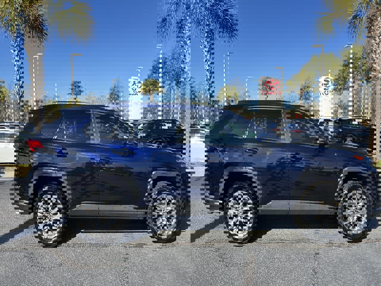 Used 2021 Toyota RAV4 XLE Premium image 11