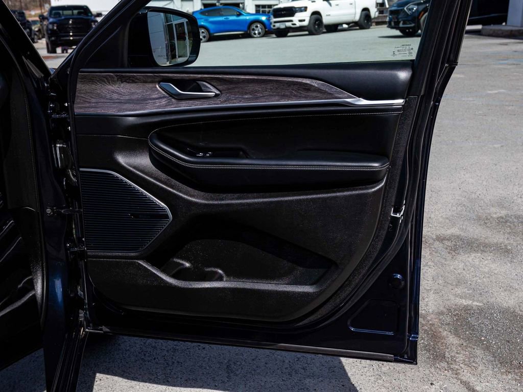 Used 2022 Jeep Grand Cherokee Overland AWD/4WD image 12