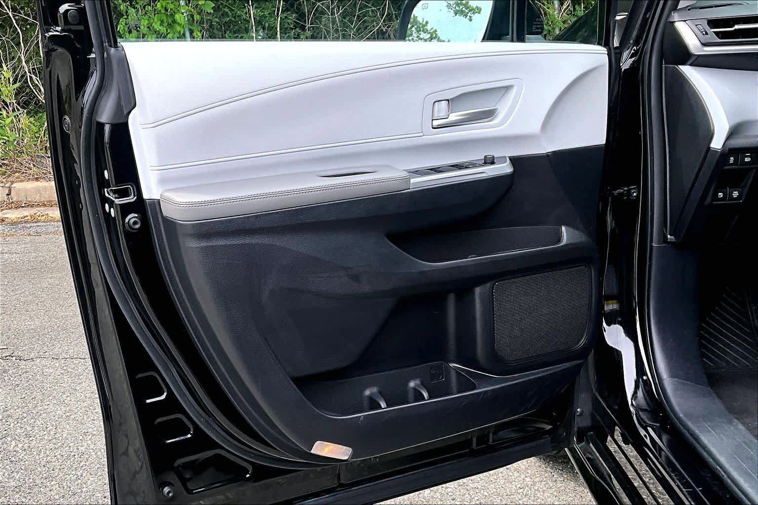 Certified 2025 Toyota Sienna XLE FWD image 22