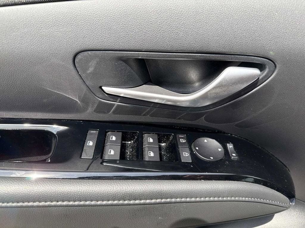 Used 2025 Hyundai Santa Cruz Limited image 8