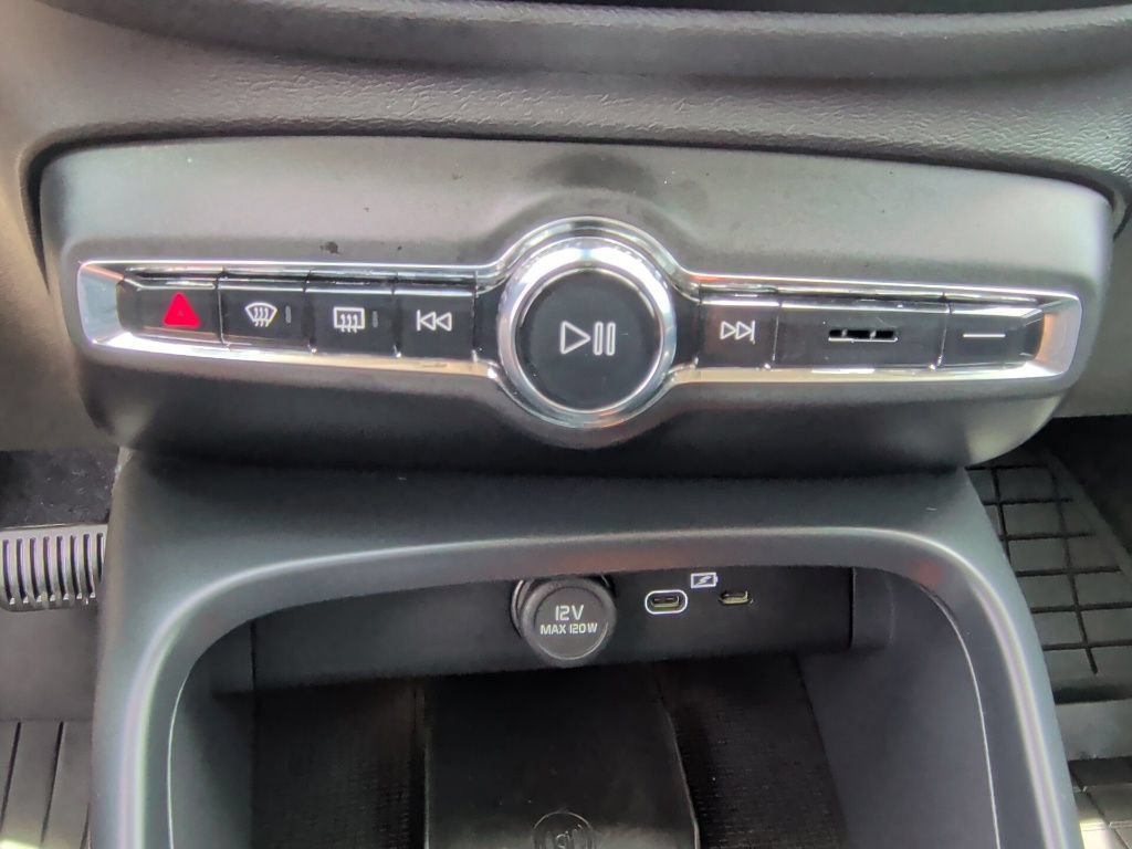 Used 2025 Volvo XC40 B5 Plus AWD/4WD image 28