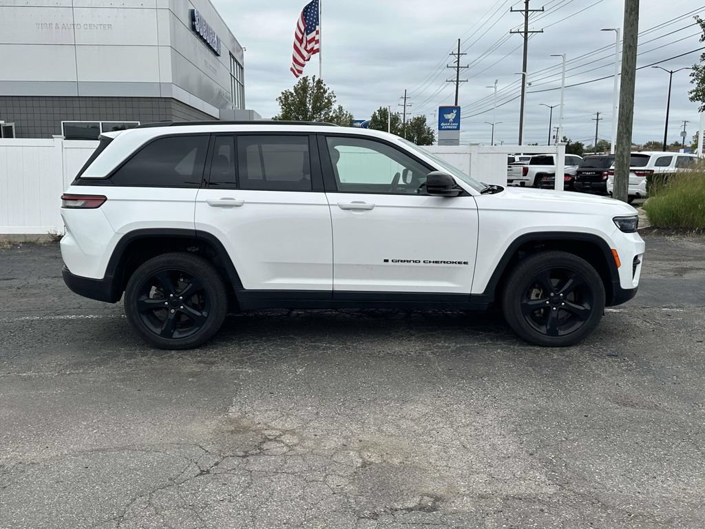 Used 2023 Jeep Grand Cherokee Altitude AWD/4WD image 2