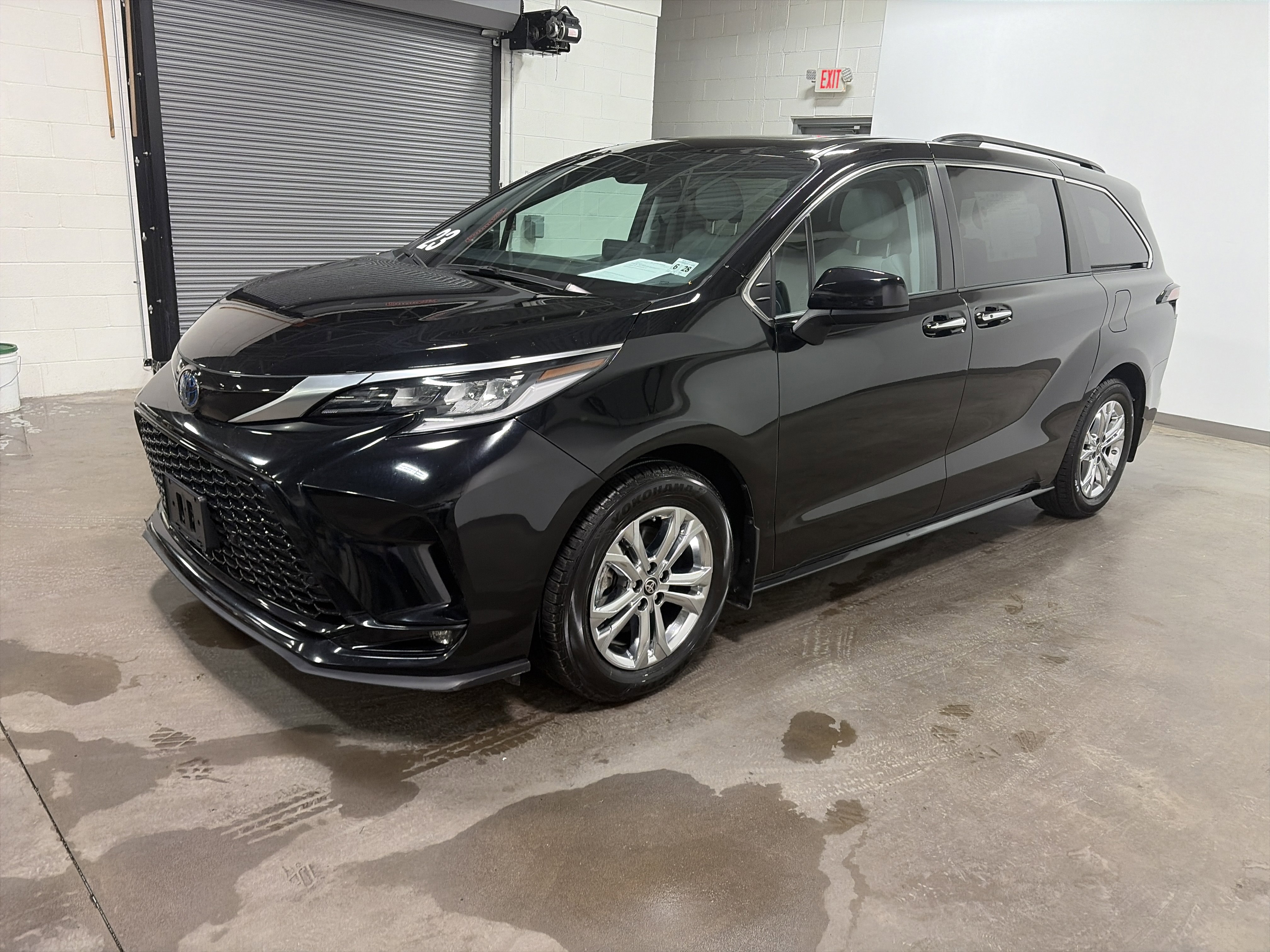 Used 2023 Toyota Sienna XSE w/ XSE Plus Package image 6
