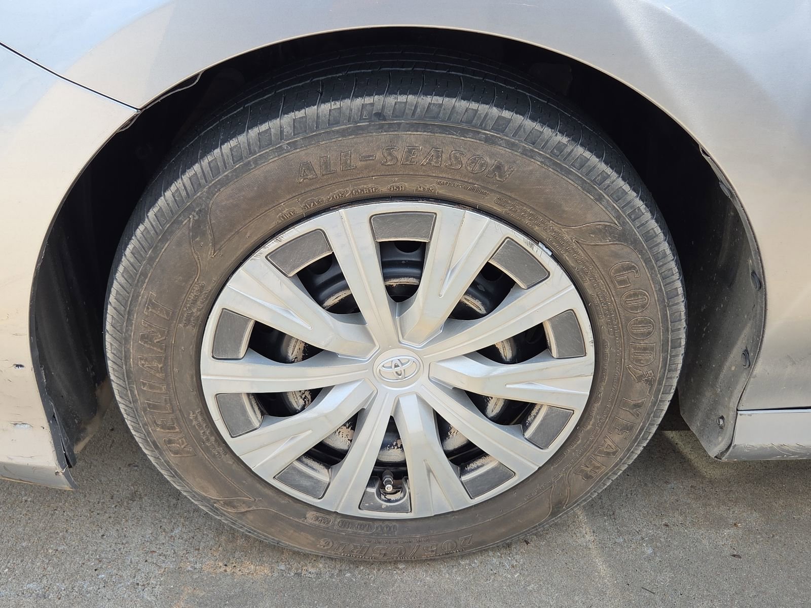 Used 2021 Toyota Camry LE image 5