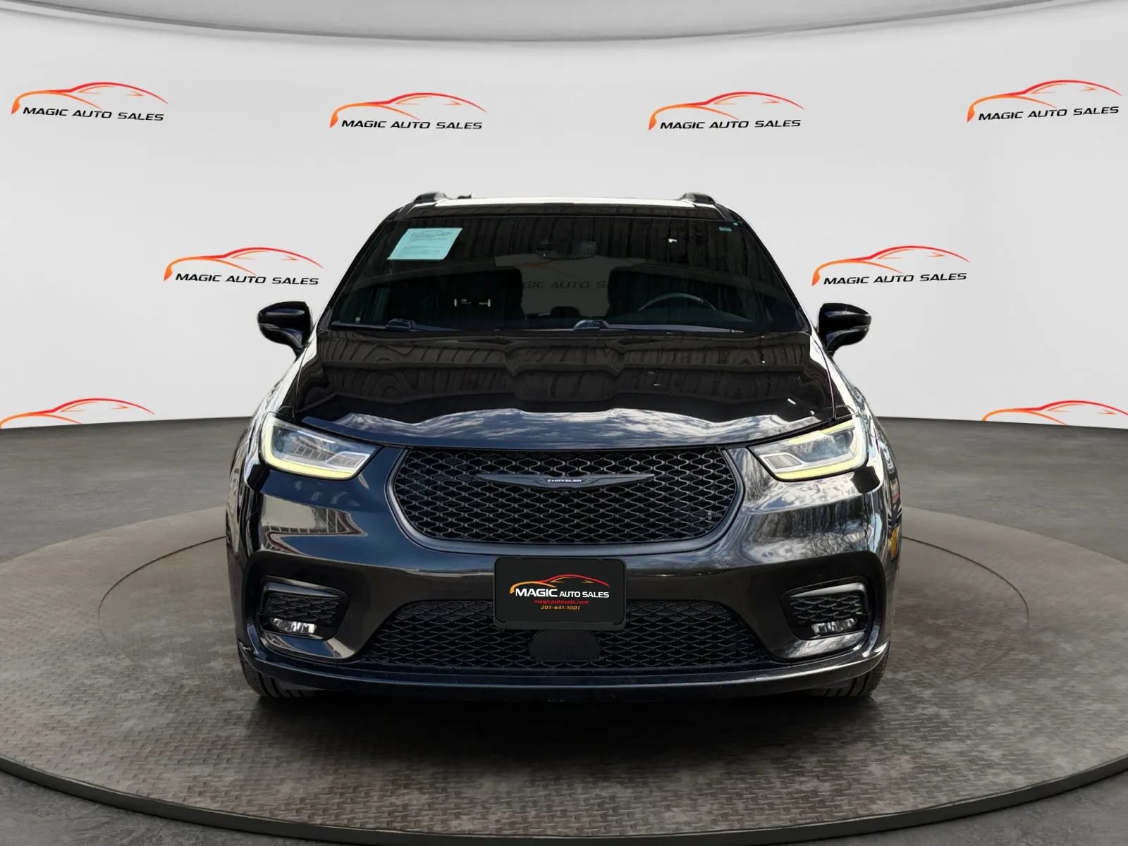 Used 2021 Chrysler Pacifica Touring w/ Cold Weather Group AWD/4WD image 3