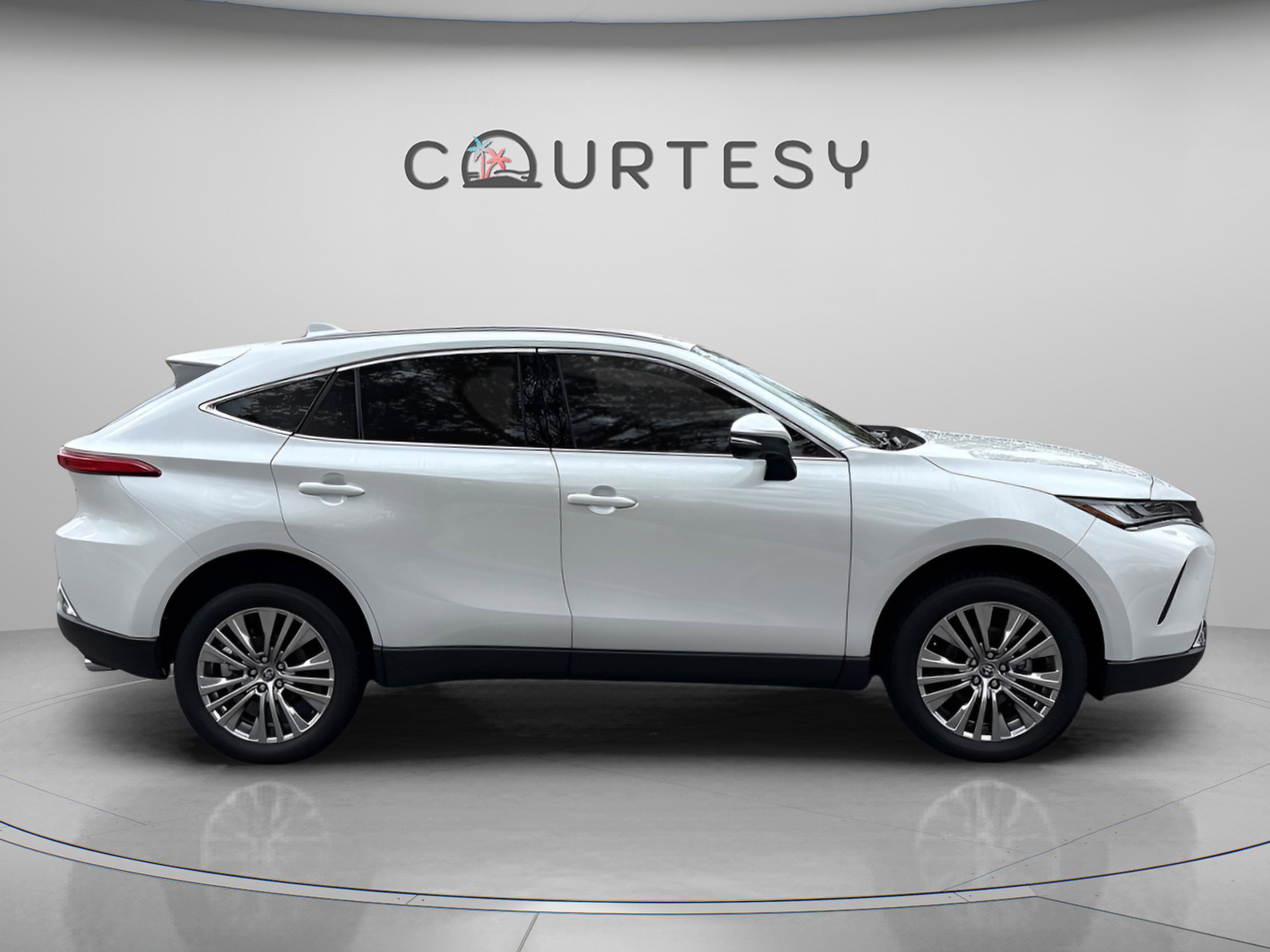 Used 2023 Toyota Venza Limited image 9