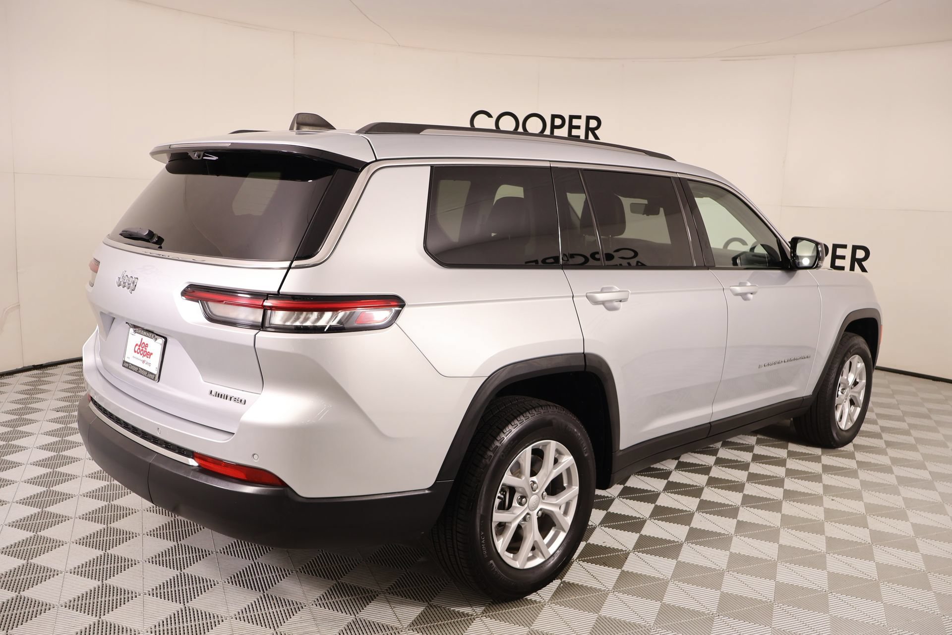 Used 2023 Jeep Grand Cherokee L Limited w/ Luxury Tech Group II RWD image 23