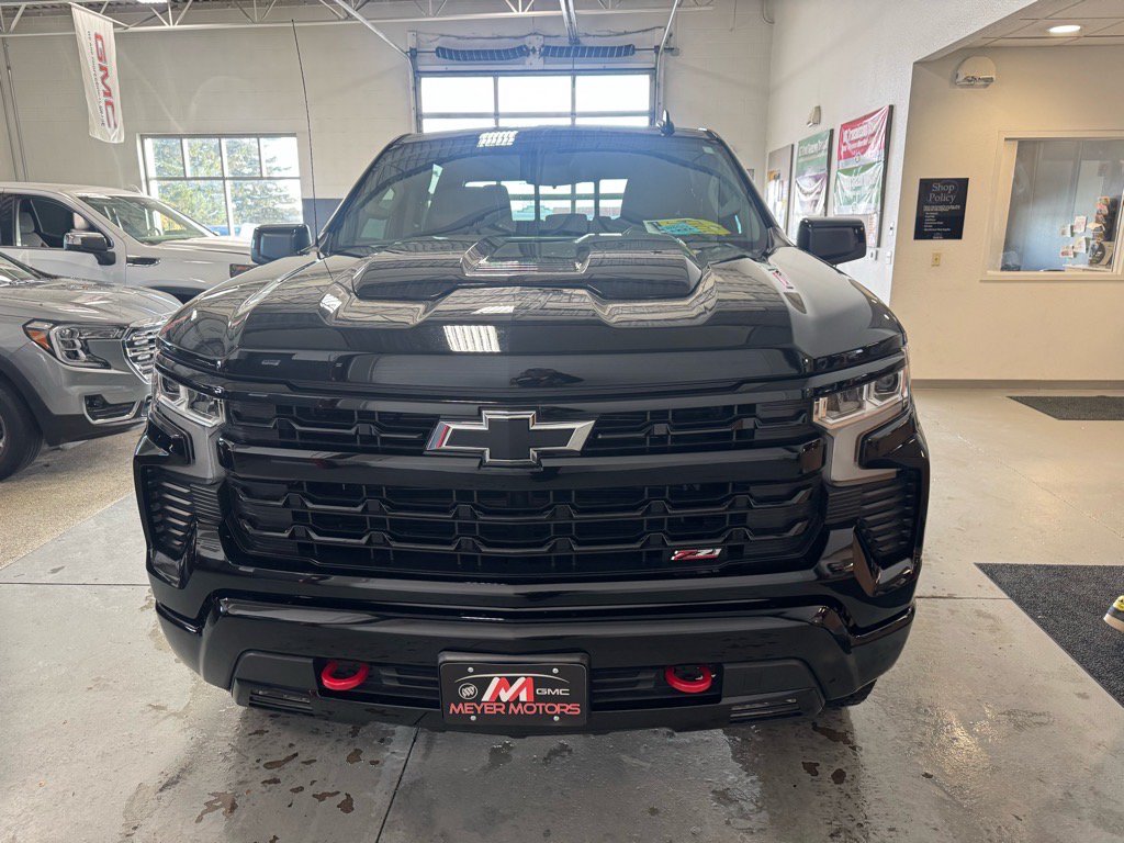 Used 2024 Chevrolet Silverado 1500 LT Trail Boss w/ Convenience Package II AWD/4WD image 2