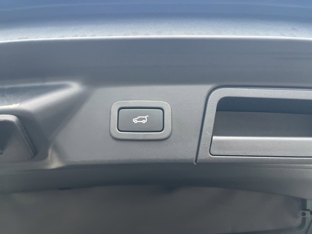 Used 2018 Land Rover Range Rover Velar R-Dynamic SE image 12