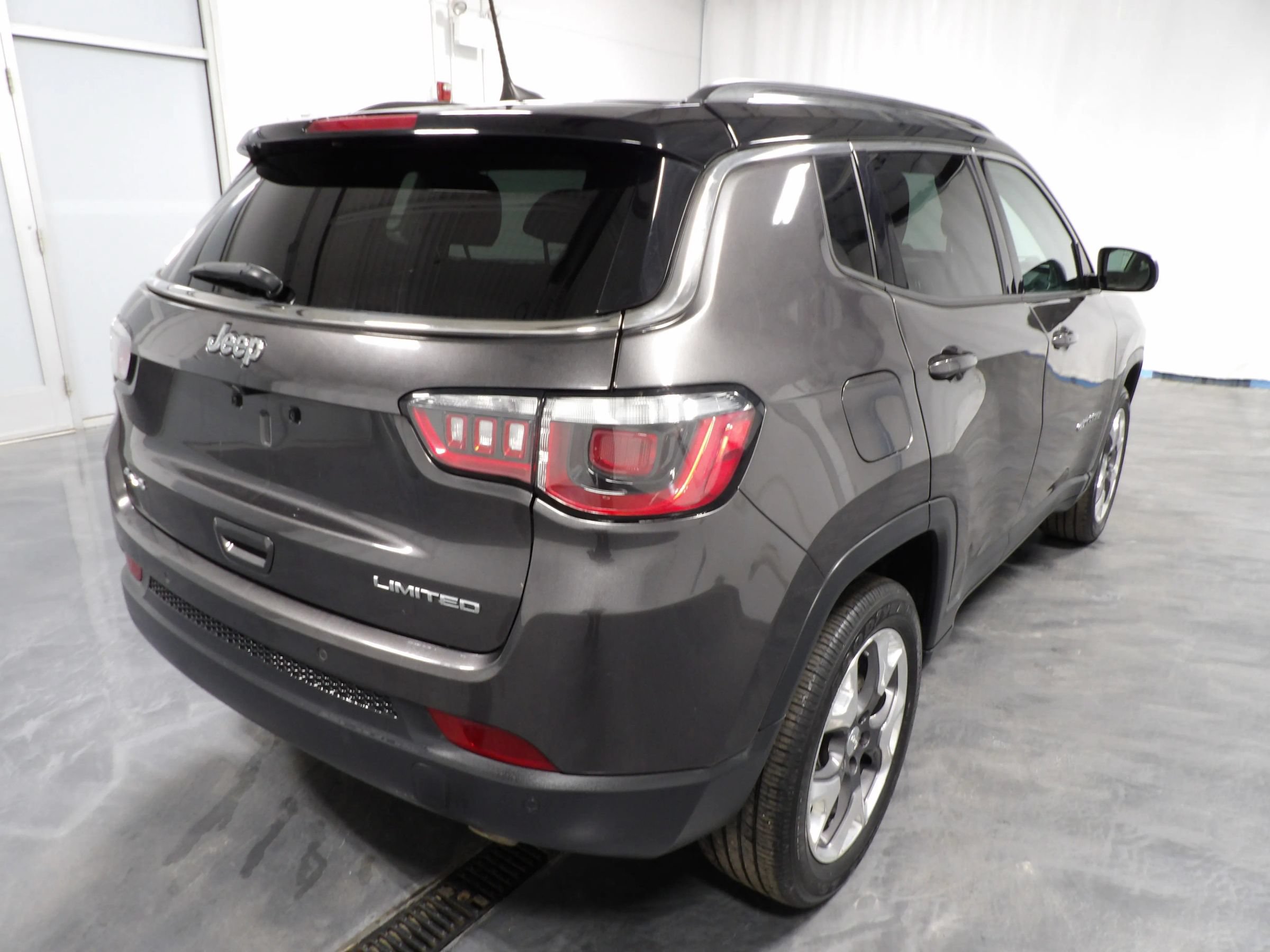 Used 2019 Jeep Compass Limited w/ Safety & Security Group AWD/4WD image 4