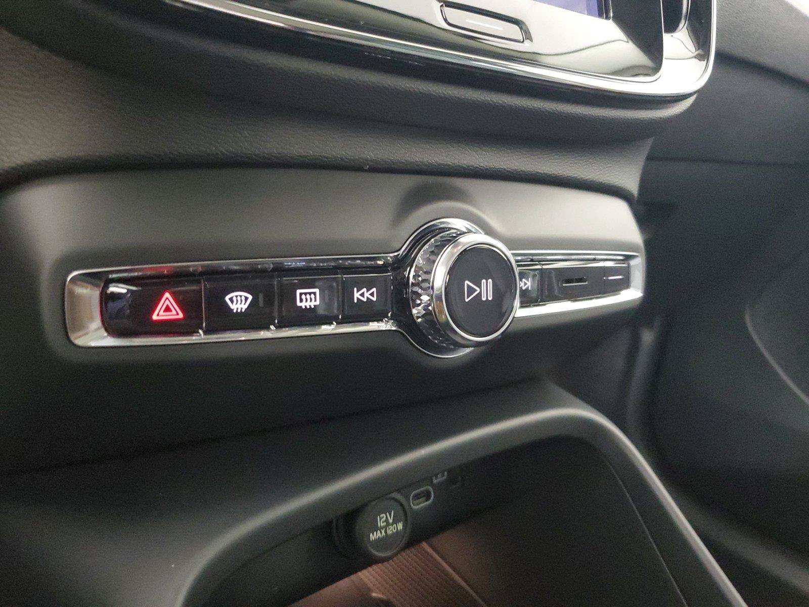 Certified 2026 Volvo XC40 B5 Core AWD/4WD image 30