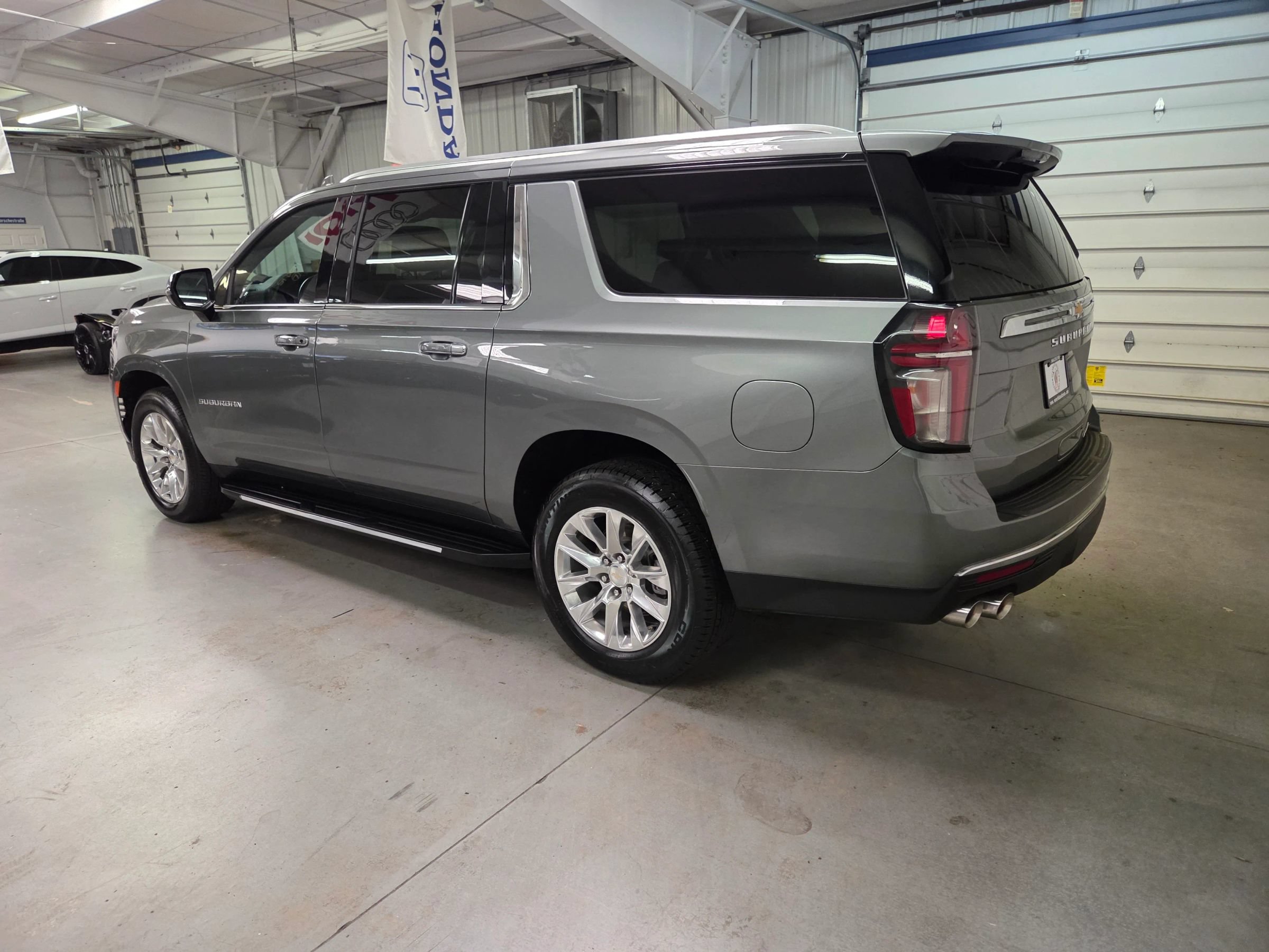 Used 2023 Chevrolet Suburban Premier RWD image 4