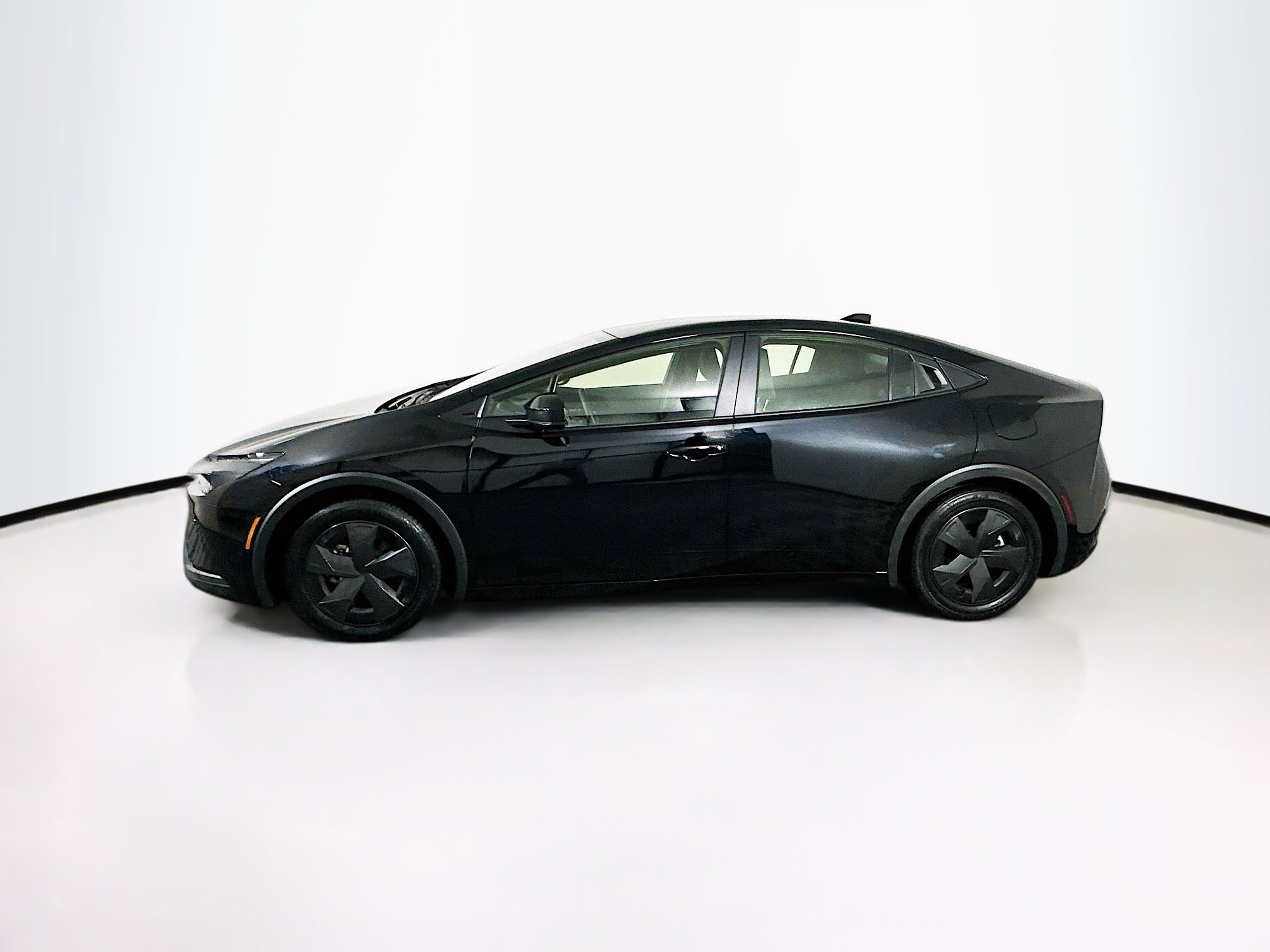 Used 2025 Toyota Prius LE FWD image 4