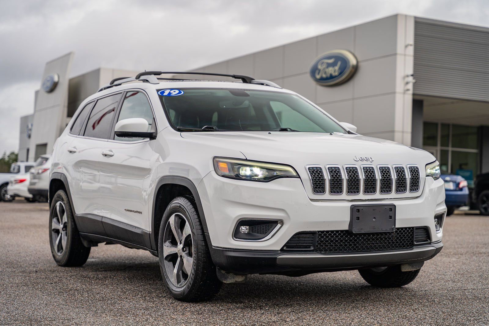 Used 2019 Jeep Cherokee Limited image 1