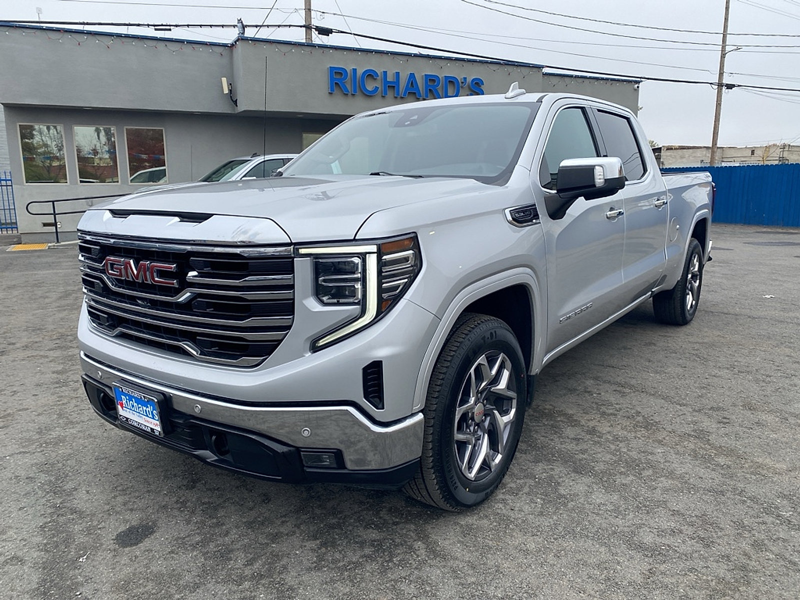 Used 2022 GMC Sierra 1500 SLT w/ SLT Premium Plus Package AWD/4WD image 4