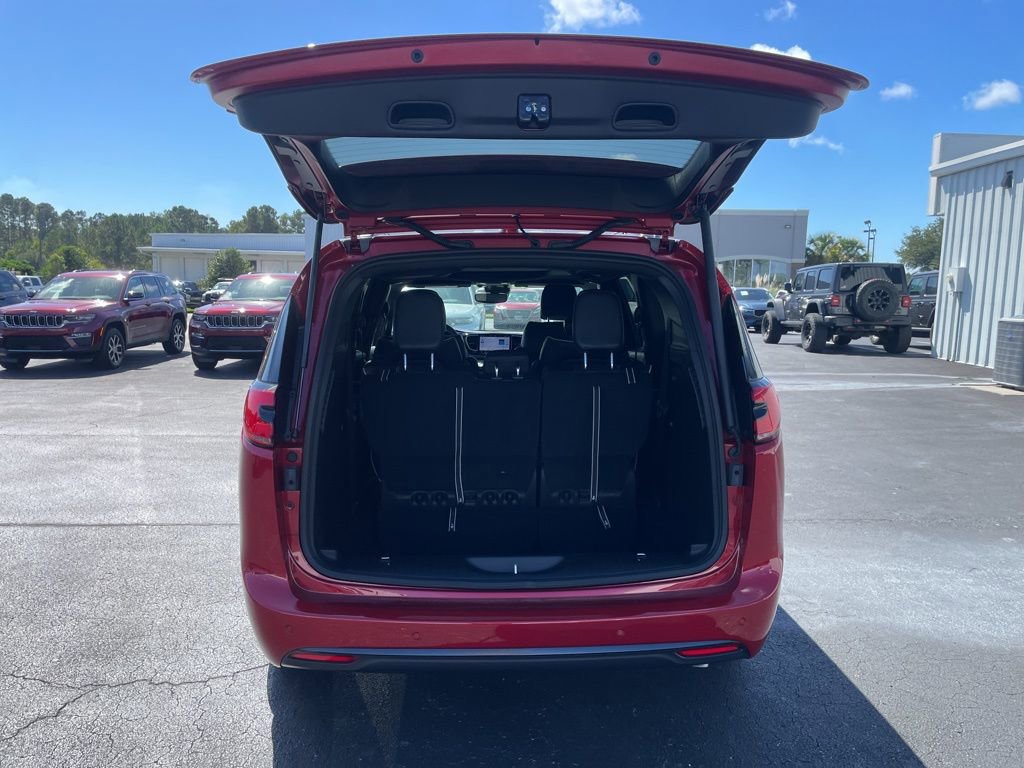 New 2026 Chrysler Pacifica Limited image 12