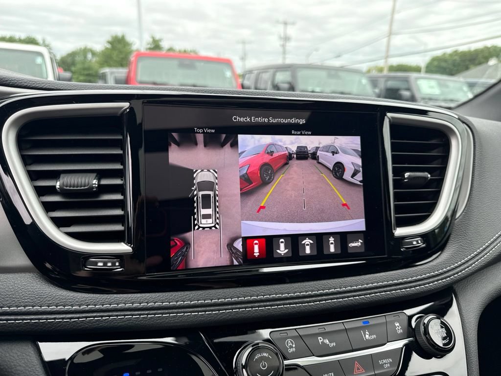 New 2027 Chrysler Pacifica Limited AWD/4WD image 13