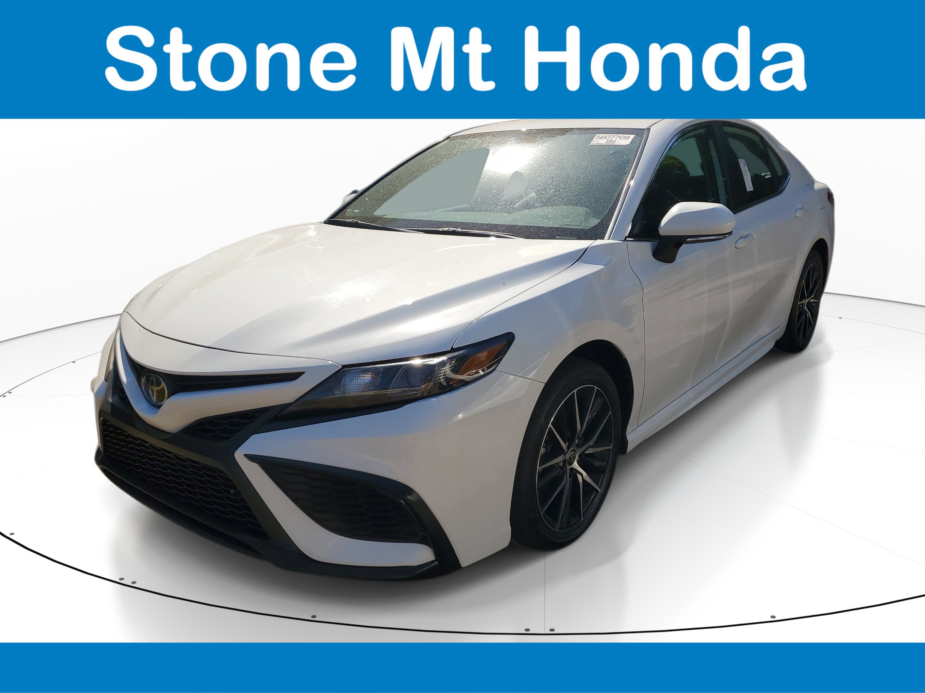 Used 2024 Toyota Camry SE FWD image 3