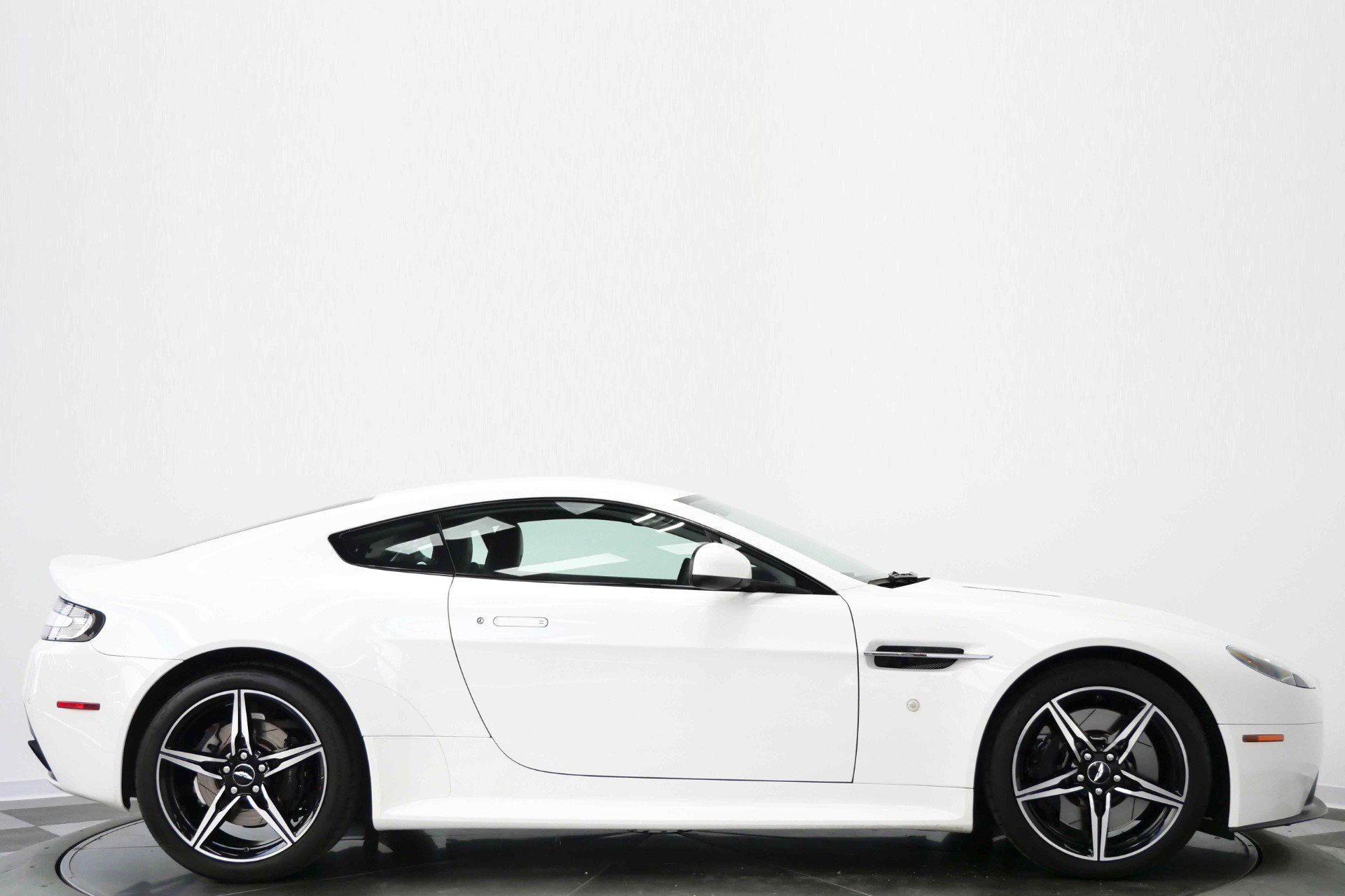 Used 2016 Aston Martin V8 Vantage GT RWD image 2