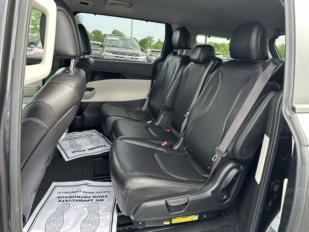 Used 2024 Kia Carnival EX FWD image 28