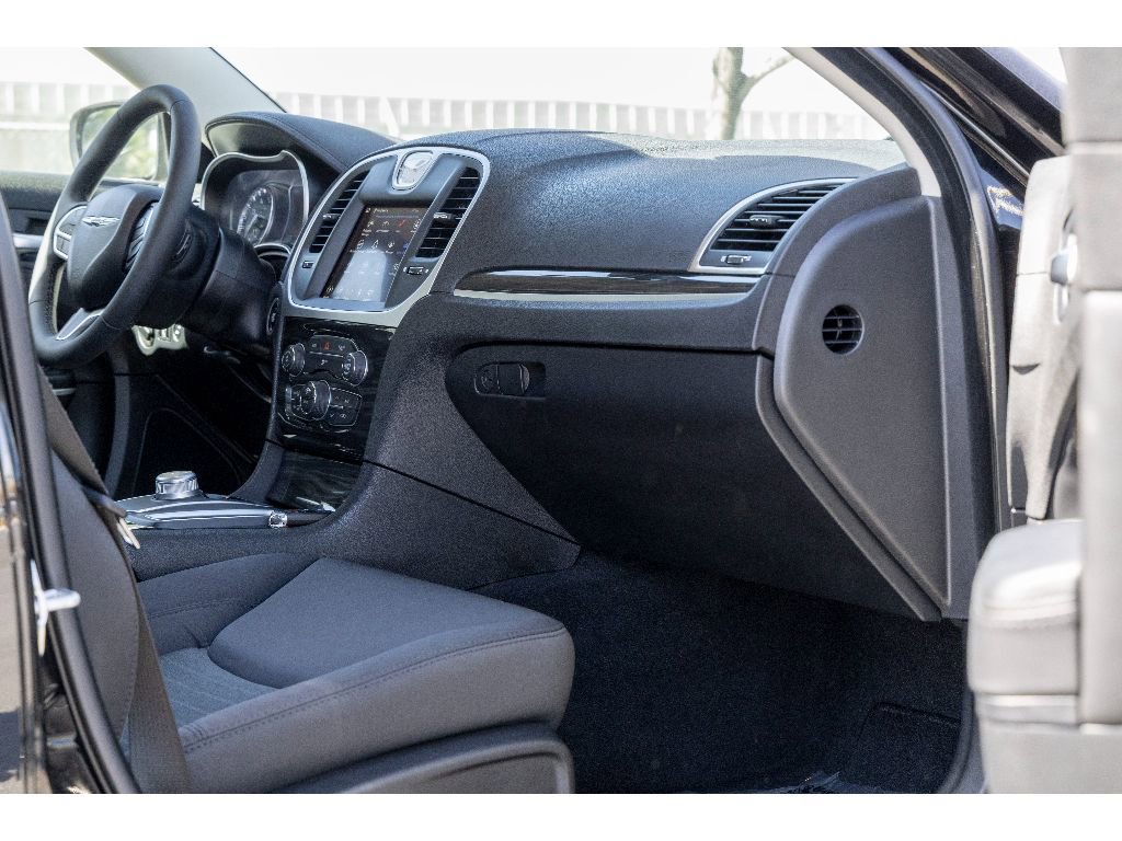 Used 2022 Chrysler 300 Touring w/ Sport Appearance Package image 10