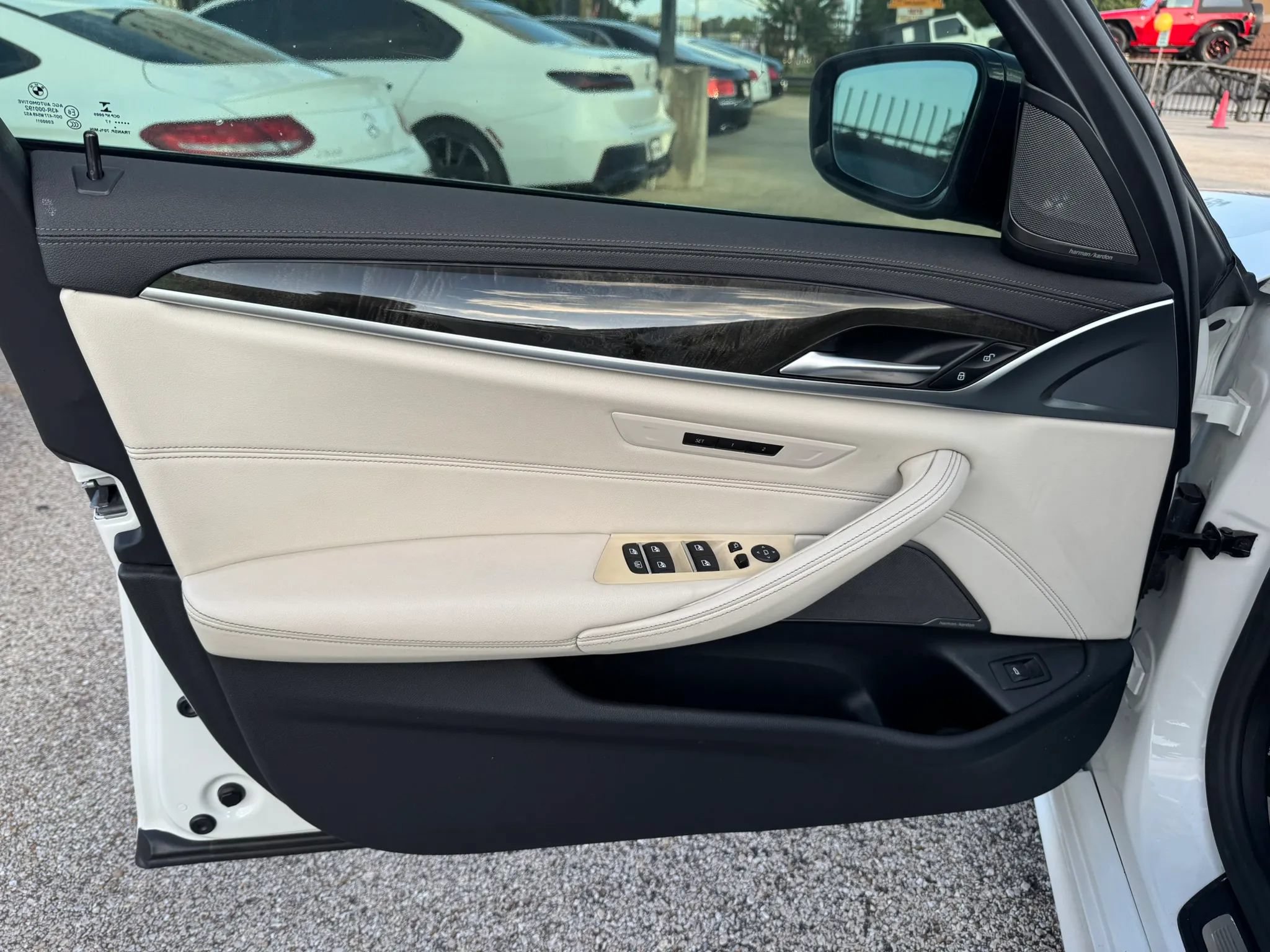 Used 2021 BMW M550i xDrive w/ Executive Package AWD/4WD image 17