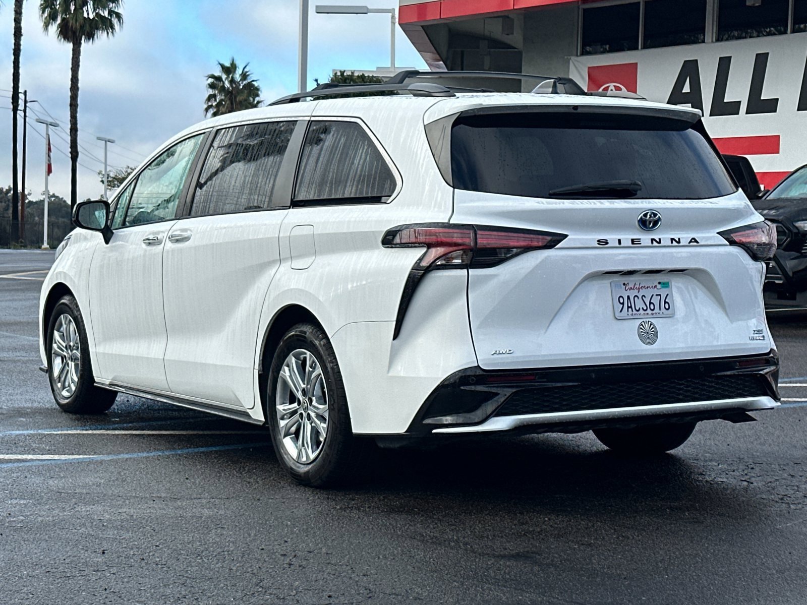 Used 2022 Toyota Sienna XSE image 3
