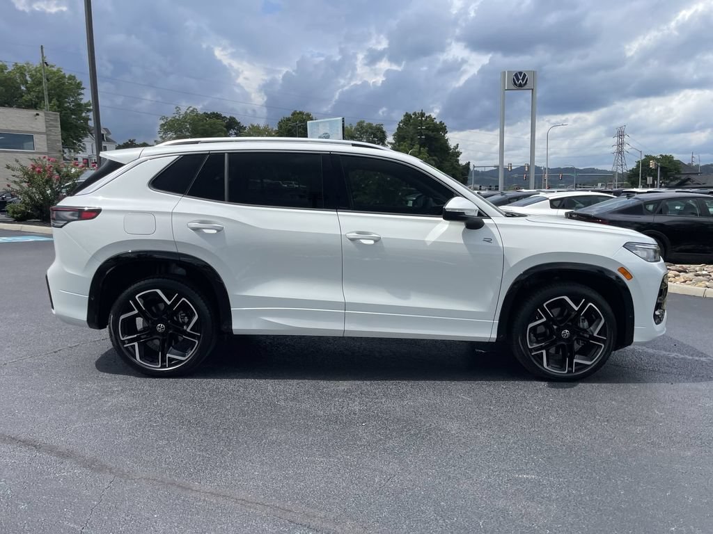 Certified 2026 Volkswagen Tiguan SEL R-Line AWD/4WD image 4