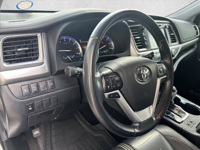 Used 2019 Toyota Highlander SE w/ Phone Cable & Charge Package image 10