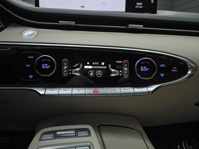 Used 2023 Genesis GV70 2.5T w/ Advanced Package AWD/4WD image 28