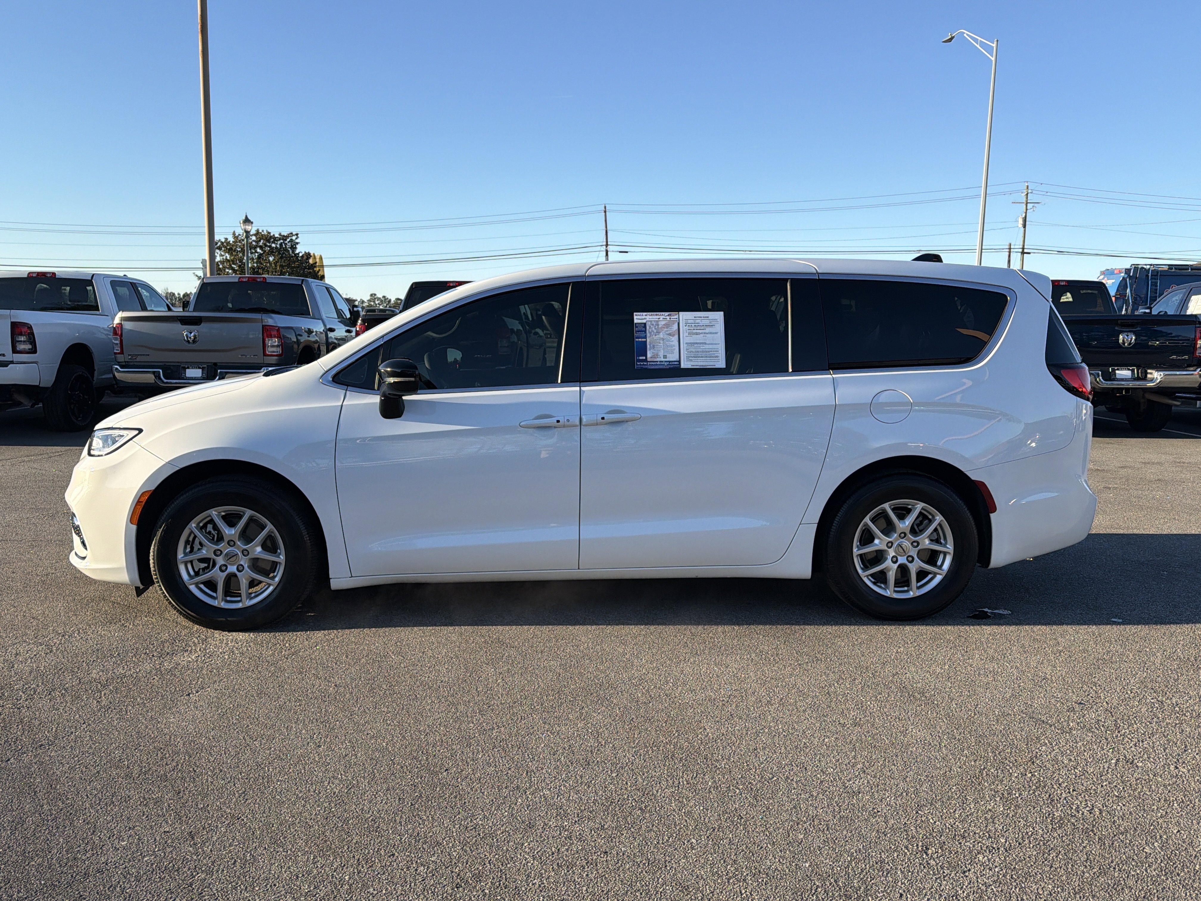 Used 2025 Chrysler Pacifica Select image 9