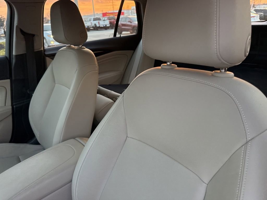 Used 2019 Buick Regal Essence w/ Sights and Sounds Package image 11