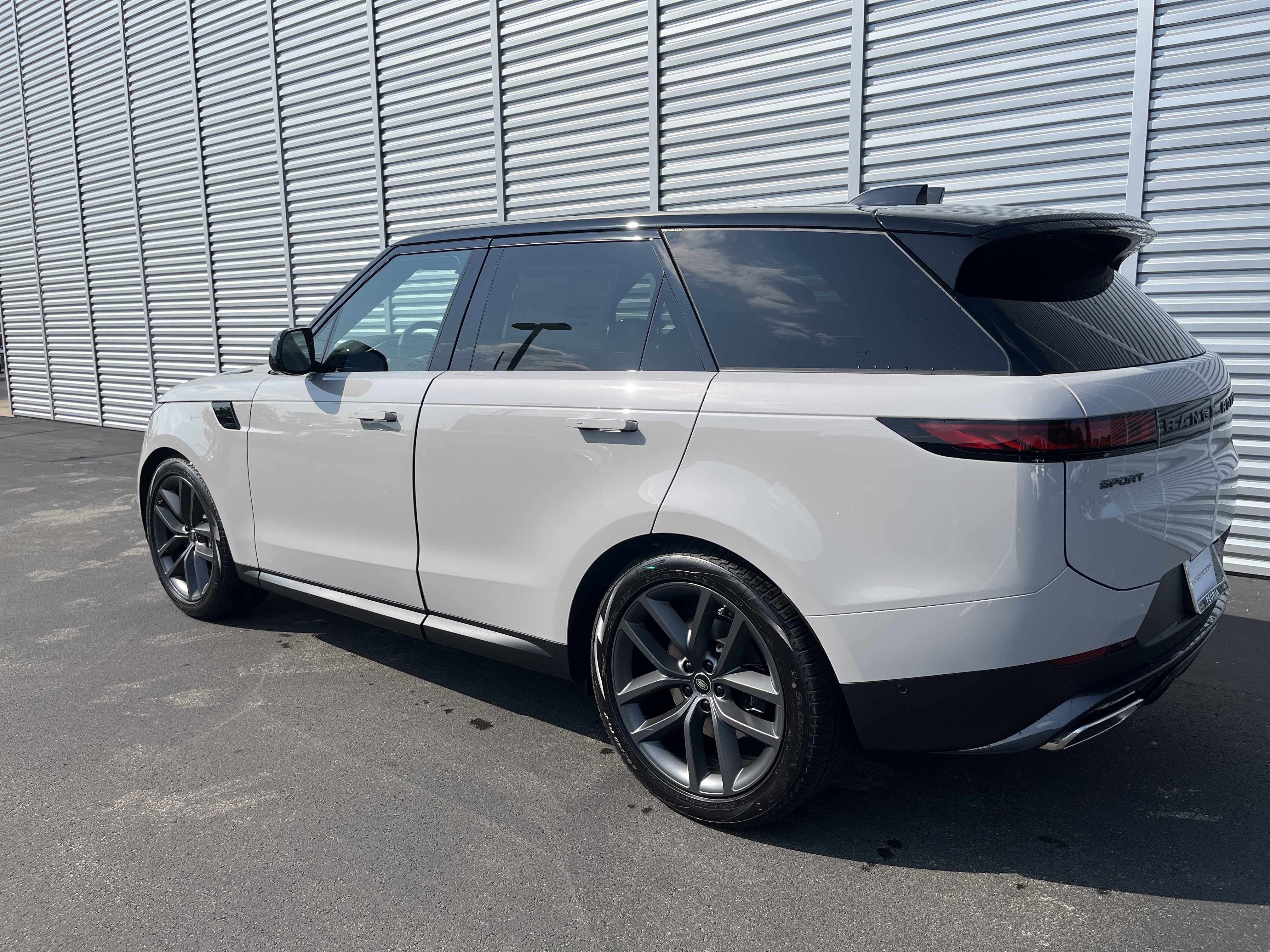 New 2025 Land Rover Range Rover Sport SE image 3