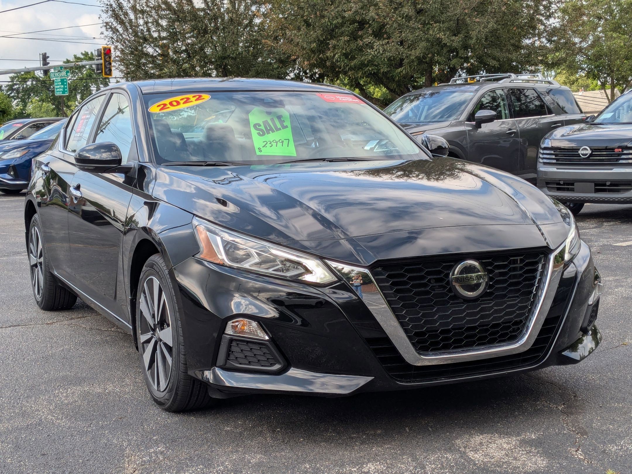 Certified 2022 Nissan Altima 2.5 SV w/ SV Premium Package image 3