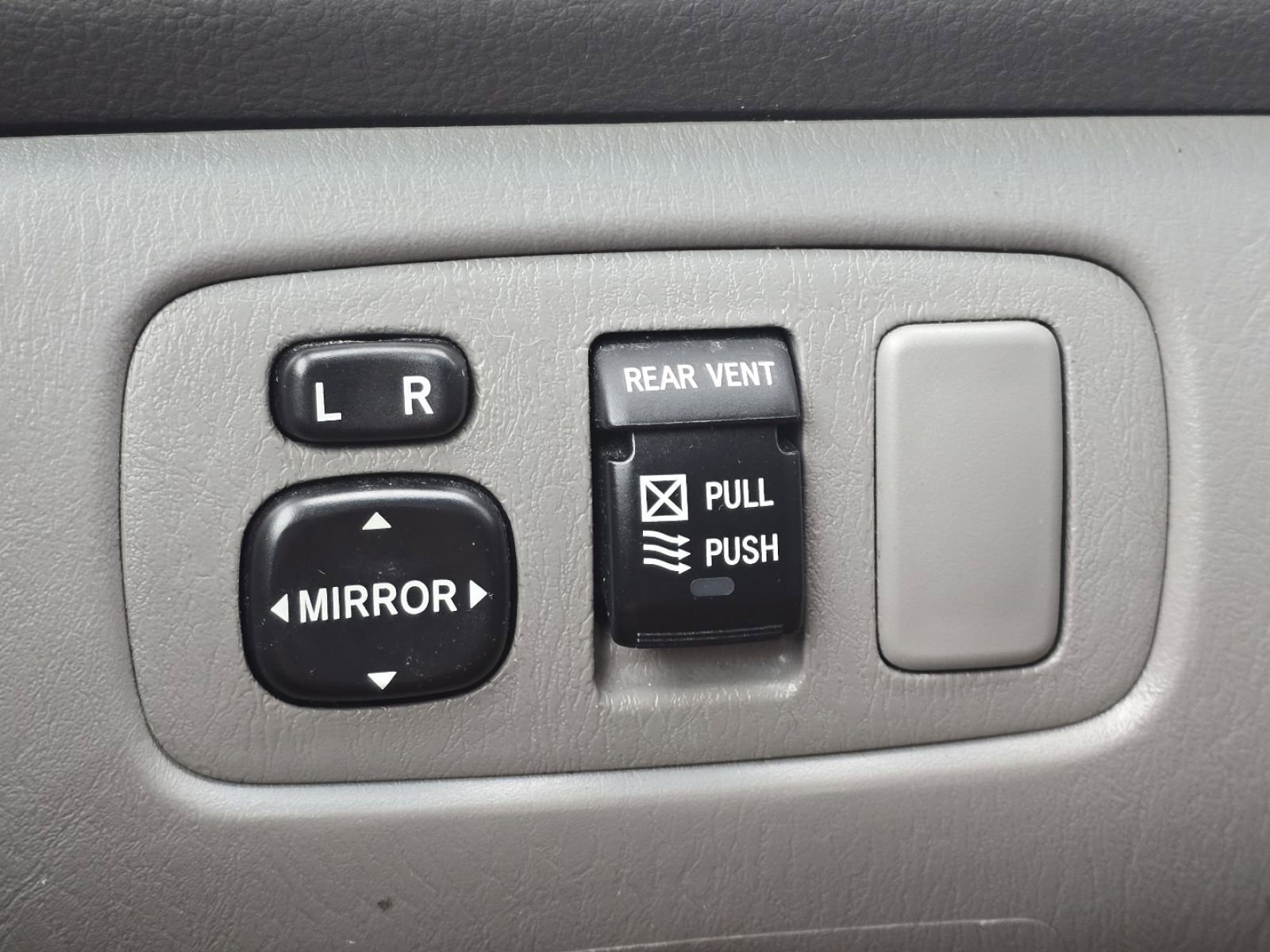 Used 2010 Toyota Sienna LE FWD image 22