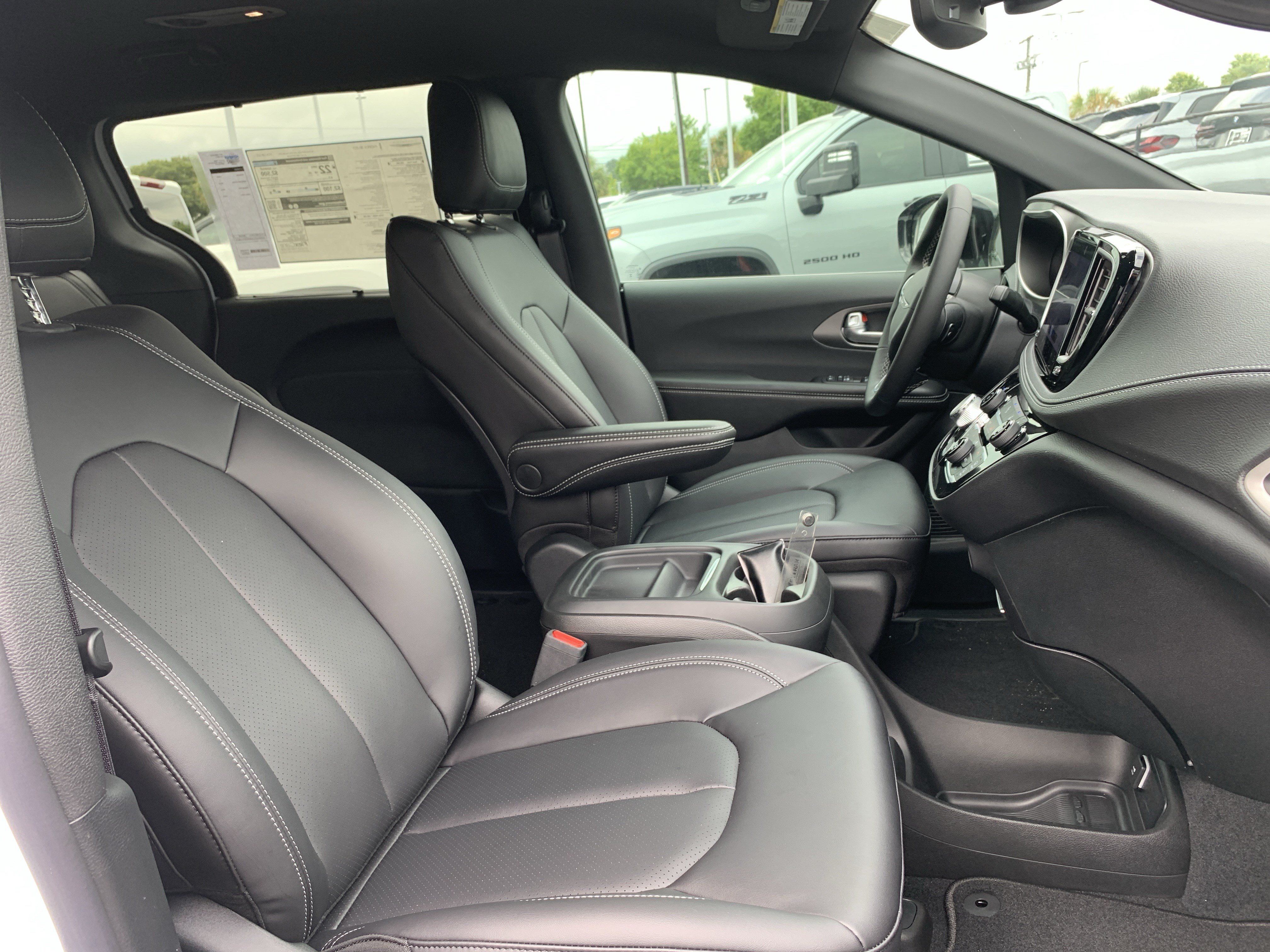 New 2027 Chrysler Pacifica Select FWD image 20