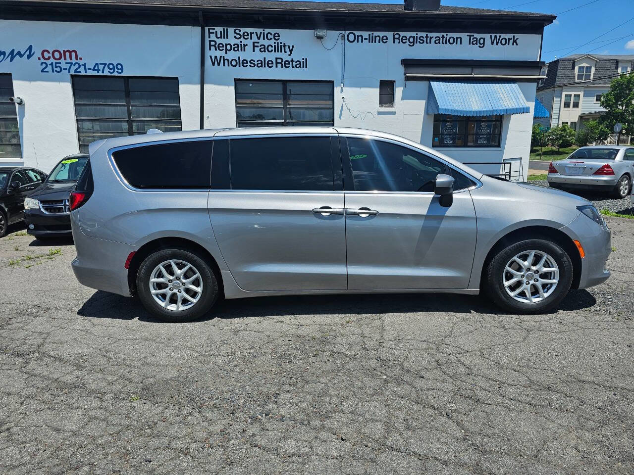 Used 2017 Chrysler Pacifica LX image 4