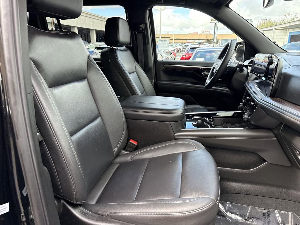Used 2025 Chevrolet Suburban Z71 image 24