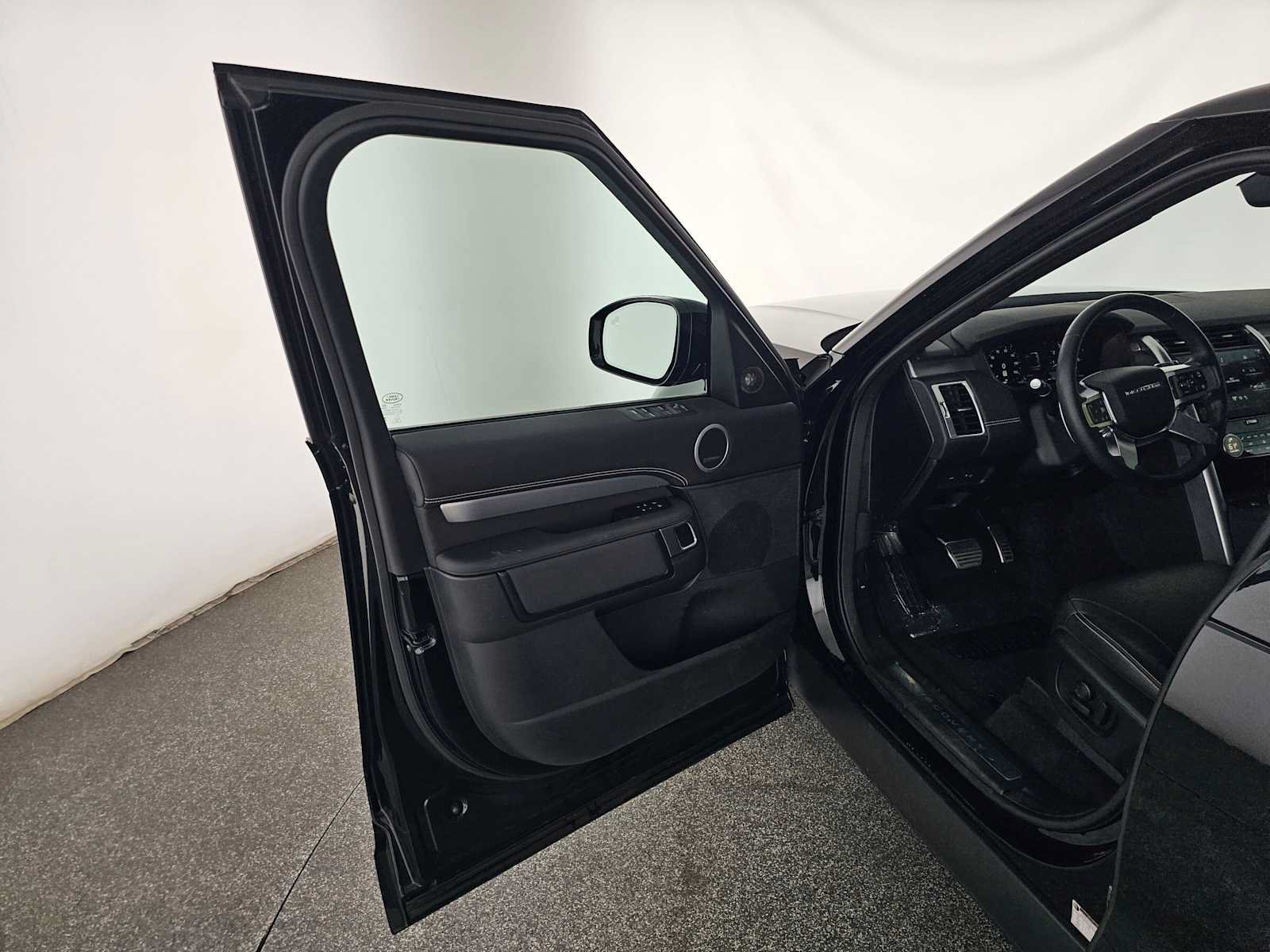 Used 2025 Land Rover Discovery Dynamic SE AWD/4WD image 19
