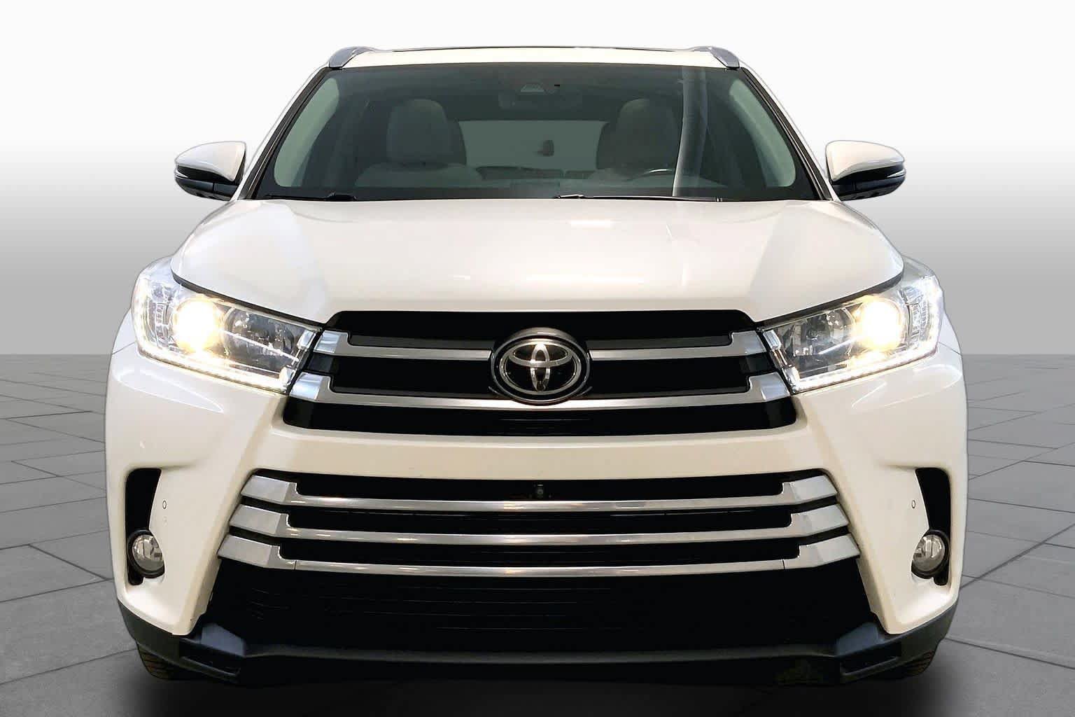 Used 2017 Toyota Highlander Limited Platinum AWD/4WD image 3