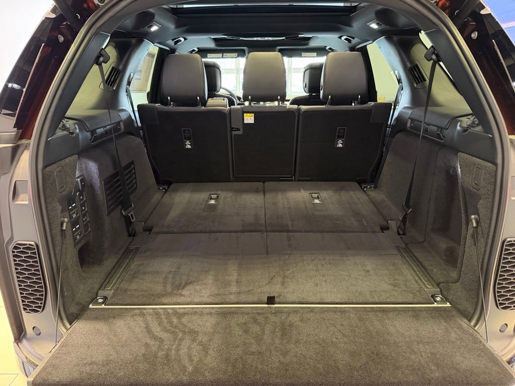 New 2026 Land Rover Discovery Limited Edition AWD/4WD image 15