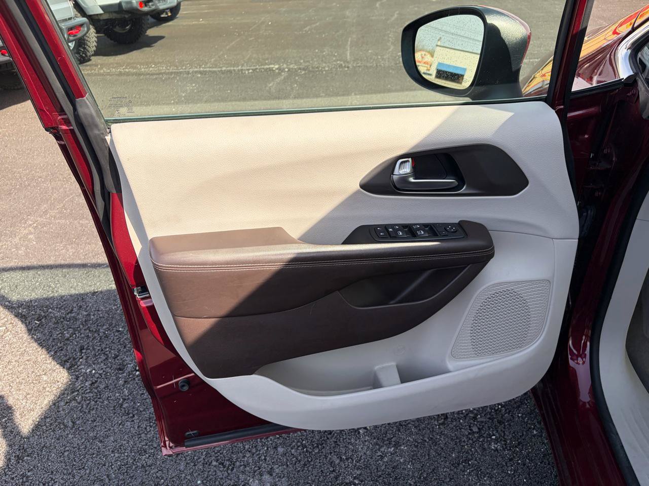 Used 2021 Chrysler Voyager LX FWD image 9