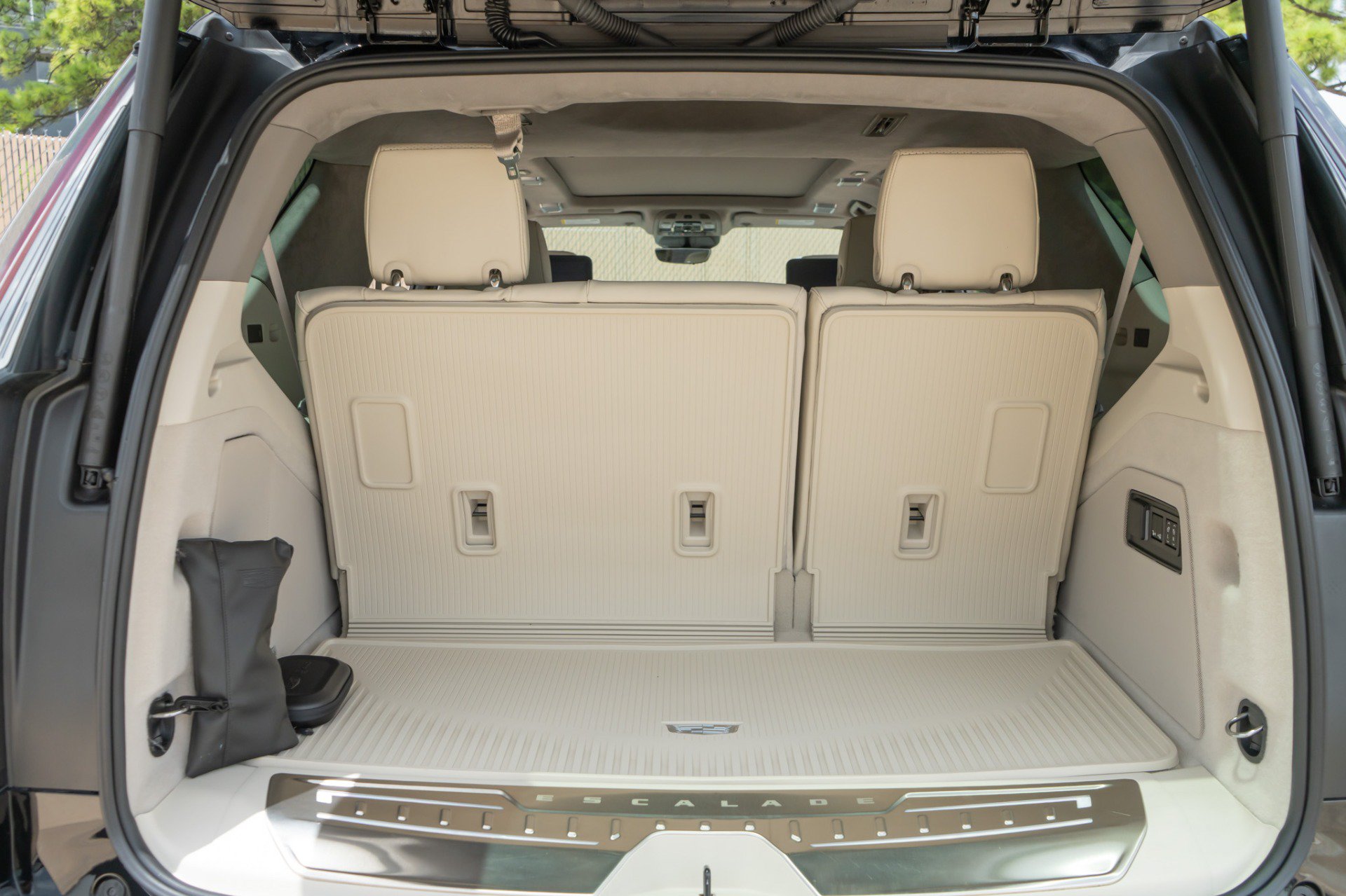 Used 2026 Cadillac Escalade Platinum Sport w/ LPO, Floor Liner Package AWD/4WD image 42