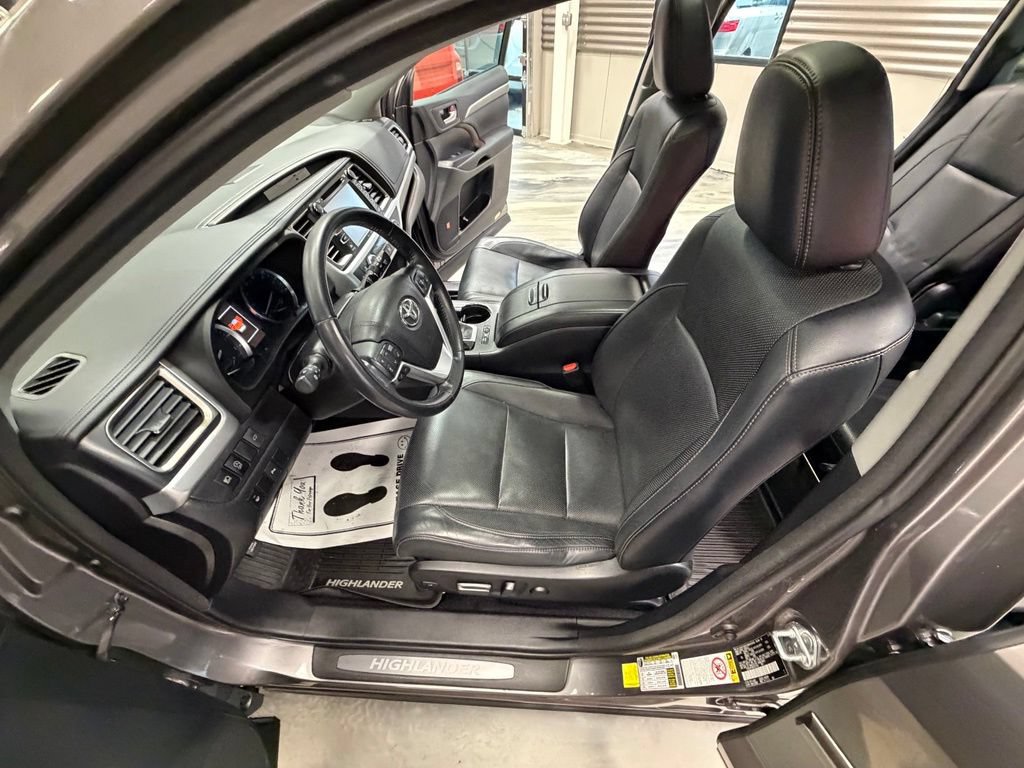 Used 2017 Toyota Highlander Limited AWD/4WD image 59