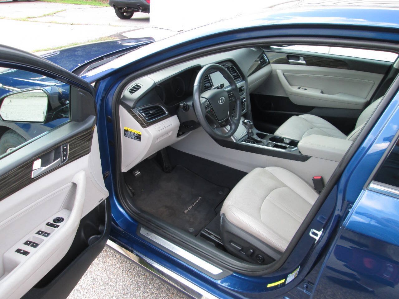 Used 2016 Hyundai Sonata Limited w/ Option Group 04 FWD image 14
