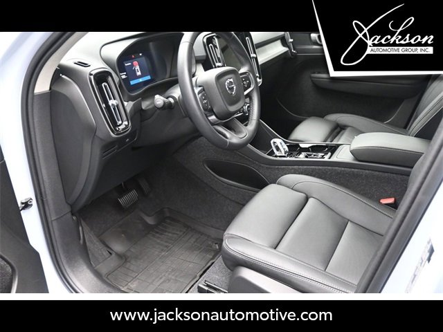 Used 2025 Volvo XC40 B5 Plus w/ Protection Package Premier image 17