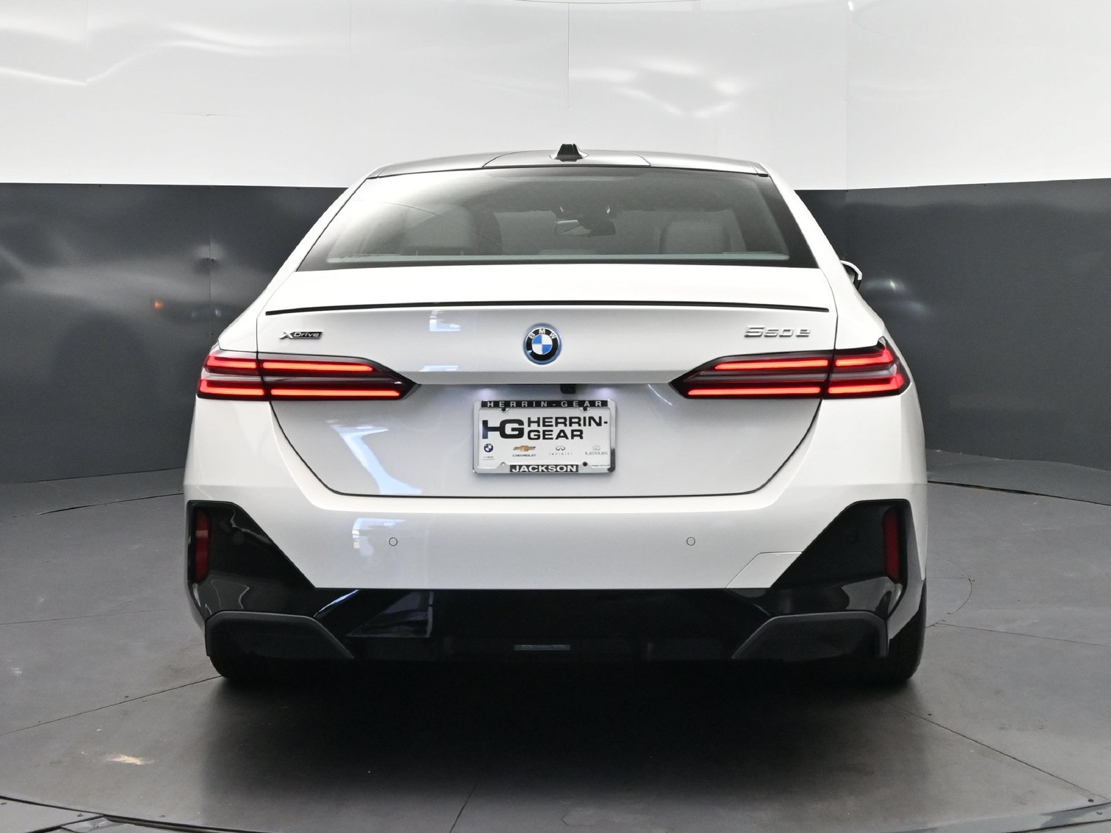 Used 2026 BMW 550e xDrive w/ Premium Package AWD/4WD image 9